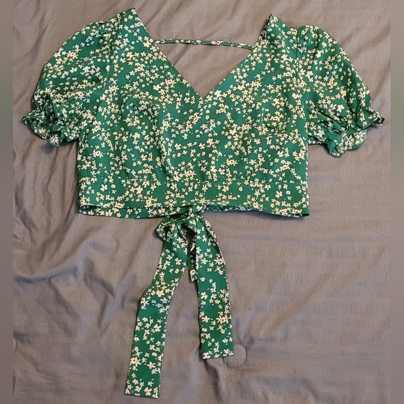 SHEIN top. Green with white flower pattern - Picture 1 of 3
